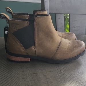Sorel Emelie waterproof Chelsea boots 8